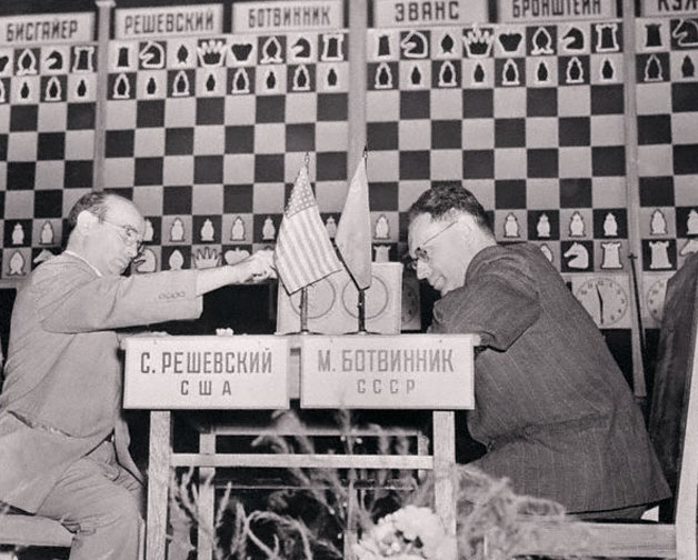 Samuel Reshevsky vs Mikhail Botvinnik (1955) Cold War